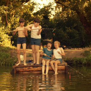 Kinder auf einem Floß