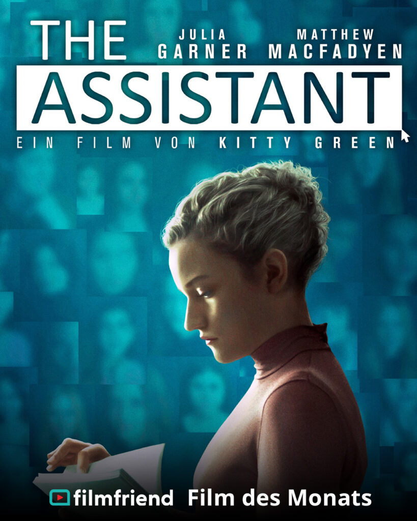 Julia Garner blättert in einem Stapel Papier. Text: The Assistant. Julia Garner, Matthew MacFadyen. Ein Film von Kitty Green.
