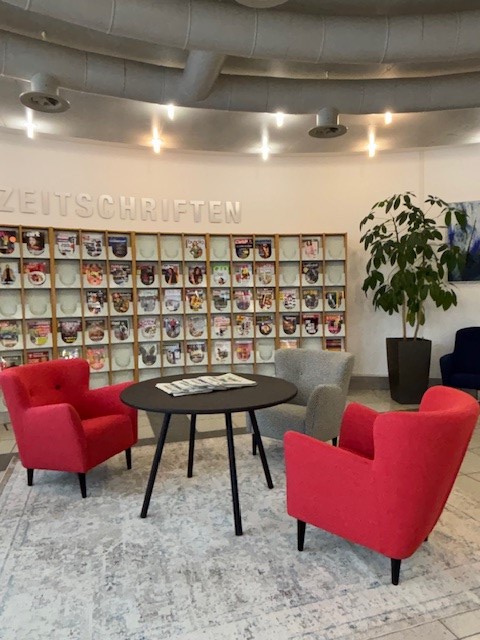 Neue Sitzgruppe im EG: 3 Stühle und ein Tisch auf einem Teppich